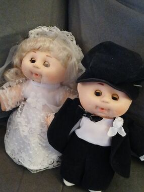 Kupples Uneeda Soft & Cuddly Wedding dolls Bride + Groom Good Condition 7"
